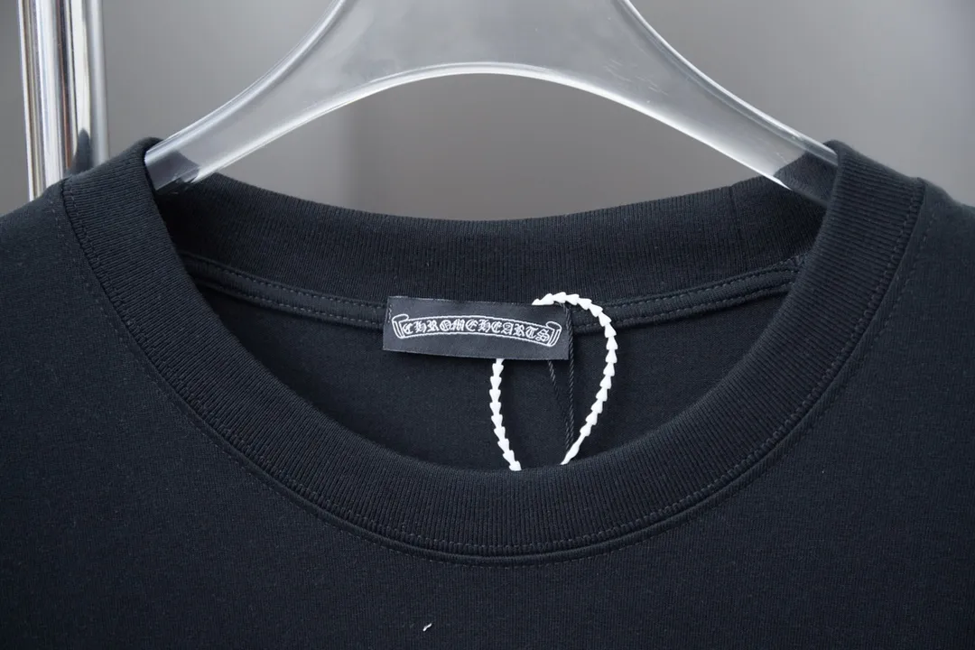 🅿️200 Ch*ome Hearte 25SS early spring new style Crow Heart Year of the Snake limited short-sleeved style Light luxury essential item for daily commuting for men and women Correct version Welcome to compare Detailed features · 320g 100% pure cotton double yarn jersey fabric · Custom dyed in the same cylinder, special thickened 32 count double-ply 1X1 thread · Year of the Snake limited edition print ➕ thick version letter logo · Double-needle sewing and cross-seam technology · Original main mark, washed tag, brand moisture-proof paper packaging Color: black/white Size: S/M/L/XL